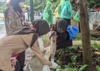 Kwarran Cibinong bersama Eco Ranger Melaksanakan Bersih Lingkungan di Alun-alun Cirimekar