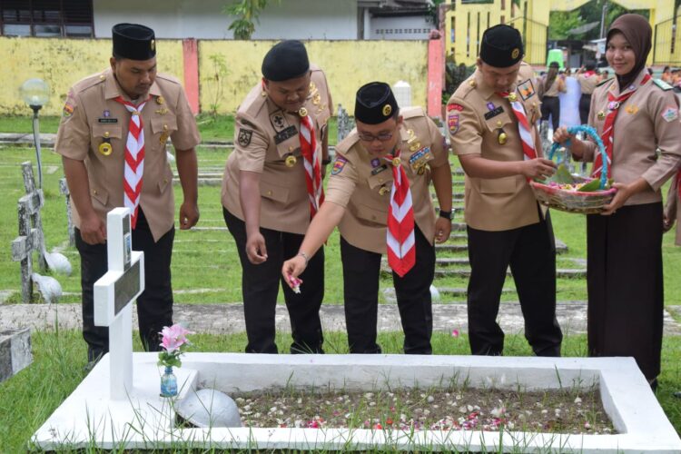 Peringati Hari Bapak Pandu Sedunia, Kwarcab Sibolga Laksanakan Upacara Ziarah dan Tabur Bunga Di Makam Pahlawan