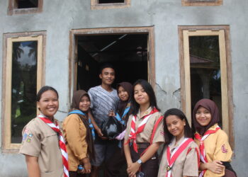 Pengurus Dewan Penggalang dan Osis SMP Negeri 2 Tutuyan Bagikan Sembako di Hari Baden-Powell 2023