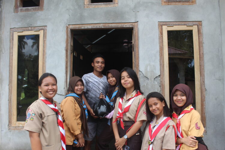 Pengurus Dewan Penggalang dan Osis SMP Negeri 2 Tutuyan Bagikan Sembako di Hari Baden-Powell 2023