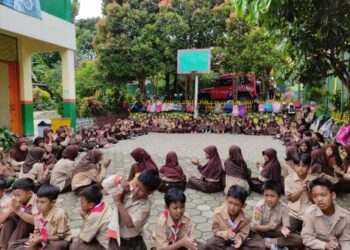 Latihan Rutin, Penggalang SDN Sukaharja 02 Cijeruk Belajar Beragam Bentuk Barisan dengan Permainan Asyik