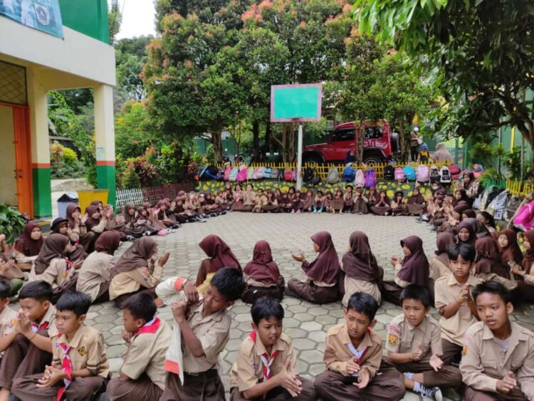 Latihan Rutin, Penggalang SDN Sukaharja 02 Cijeruk Belajar Beragam Bentuk Barisan dengan Permainan Asyik