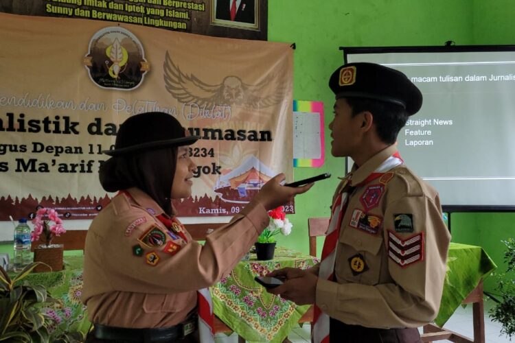 Pramuka Penggalang MTs Ma’arif NU 2 Cilongok Dibekali Ilmu Jurnalistik