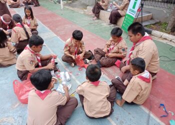 Praktik Buat Ecobrick, Penggalang SDs Budi Harapan Jakarta Diajak untuk Olah Sampah dari Rumah