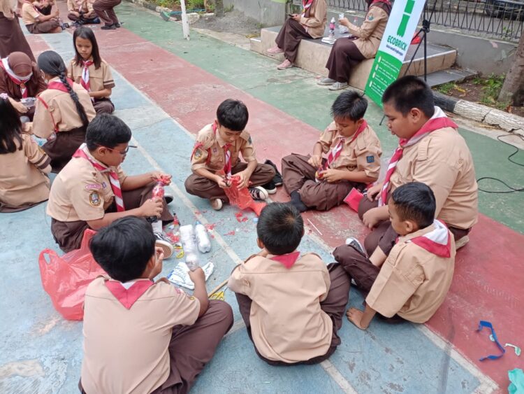 Praktik Buat Ecobrick, Penggalang SDs Budi Harapan Jakarta Diajak untuk Olah Sampah dari Rumah