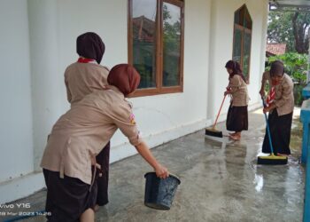 Anggota Pramuka SMKN 1 Kertajati Lakukan Bakti Bersih-Bersih Mesjid