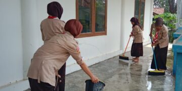 Anggota Pramuka SMKN 1 Kertajati Lakukan Bakti Bersih-Bersih Mesjid