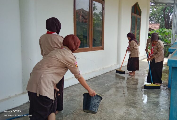 Anggota Pramuka SMKN 1 Kertajati Lakukan Bakti Bersih-Bersih Mesjid