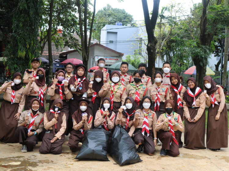 Aksi Bersih Pramuka Penggalang SMPN 37 Jakarta pada Perayaan Founder’s Days 2023