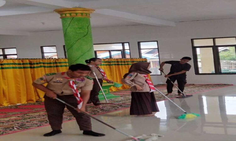 Sambut Bulan Suci Ramadhan, Pramuka Peduli Kwarcab Bolaang Mongondow Timur Bersihkan Masjid