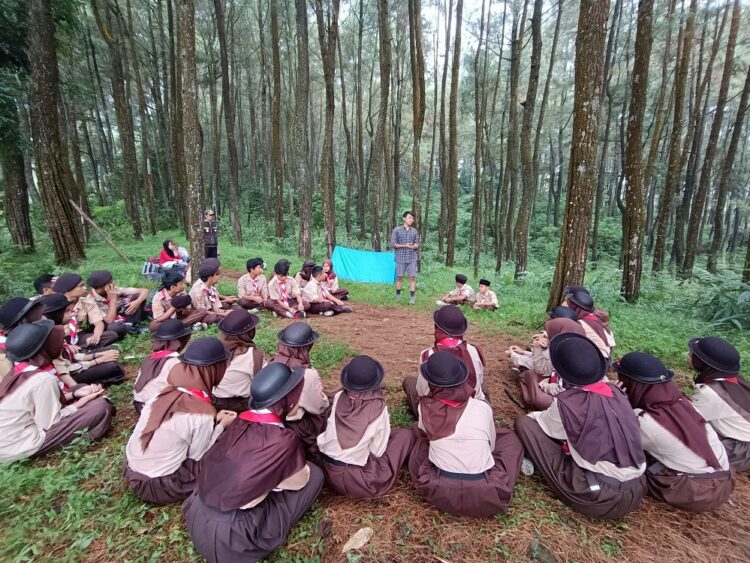 Tempuh SKU dan SKK, Pramuka SMP PGRI Tenjolaya Adakan Penjelajahan