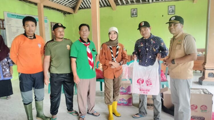 Pramuka Peduli Kwarcab Rembang Bantu Korban Bencana Banjir