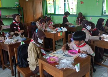 Tingkatkan Kreativitas Siaga, Kwarran Baturraden Gelar Lomba Mozaik