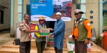 Pramuka Peduli Sambas Gelar Aksi Peduli Banjir di Sejangkung