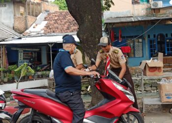 Unit Pramuka Peduli Cakung Bagikan Takjil di Bulan Ramadhan