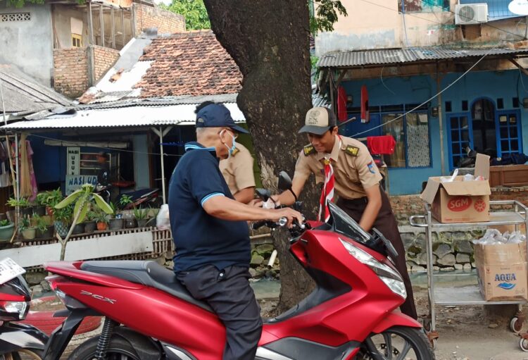 Unit Pramuka Peduli Cakung Bagikan Takjil di Bulan Ramadhan