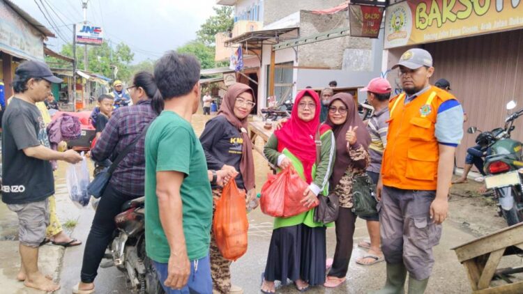 Kwarran Ciasem Bantu Masyarakat Terdampak Banjir