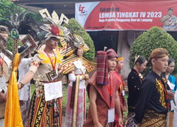 Ramai ! Ratusan Remaja Berpakaian Adat Melintas di Jalan Pramuka