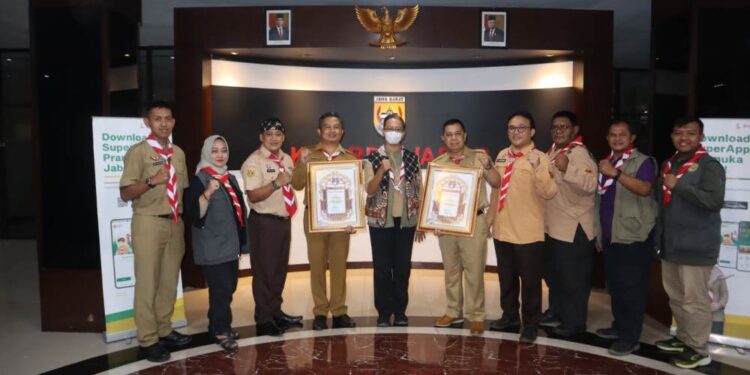 Kwarnas Serahkan Piagam Penghargaan Karya Bakti Lebaran Tahun 2022 kepada Kwarda Jabar