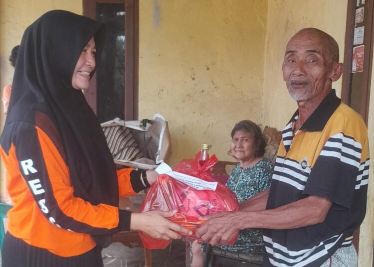 Kwarda Lampung Salurkan Paket Lebaran Kepada Masyarakat Kurang Mampu