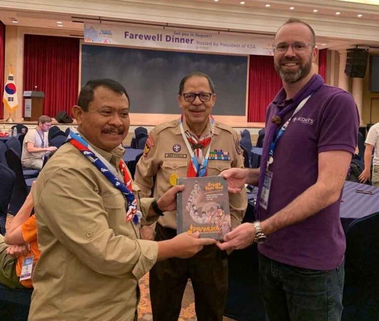 Buku Sejarah Pramuka Diterima Para Tokoh Pramuka Internasional