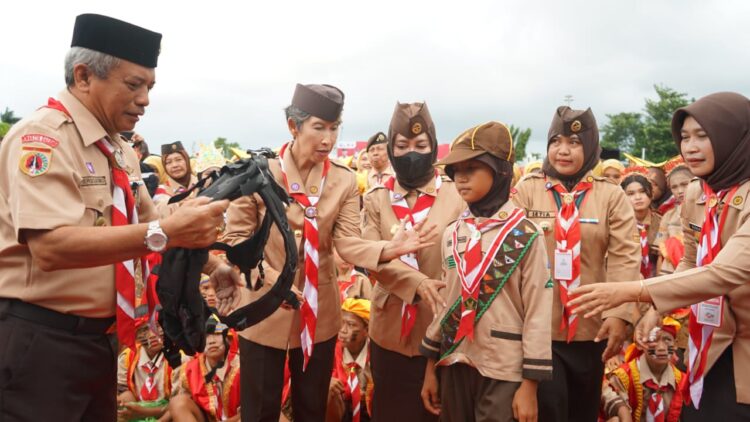 Peserta Pesta Siaga 2023 Kwarda Jawa Tengah Binwil Banyumas Menerima Perlengkapan Sekolah dari Kak Ganjar Pranowo