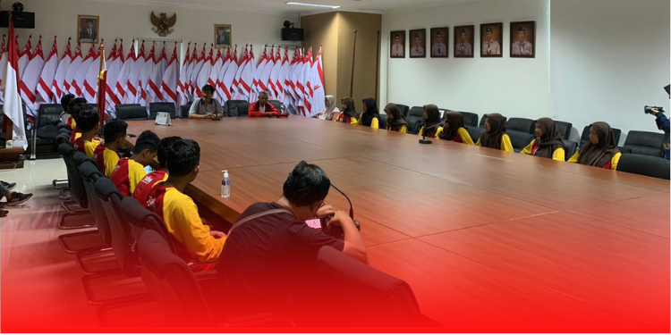 Kak Hernowo Menyambut kedatangan Regu Aster dan Regu Elang dari Lomba Tingkat V 2023 di Kantor Kwartir Daerah Jawa Tengah