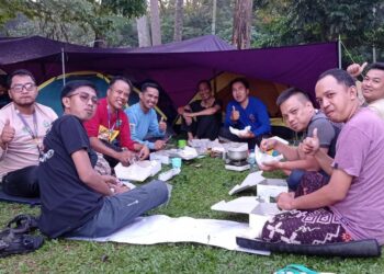 Persahabatan di Bawah Tenda