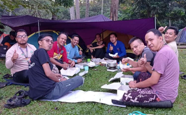 Persahabatan di Bawah Tenda