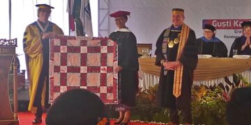 Cucu Bapak Pramuka Menerima Gelar Doktor Bidang Kemanusiaan dan Filantropi dari Northern Illinois University