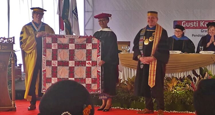 Cucu Bapak Pramuka Menerima Gelar Doktor Bidang Kemanusiaan dan Filantropi dari Northern Illinois University