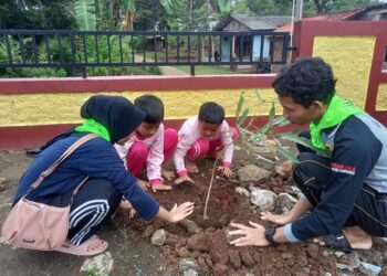 Pramuka Pangkalan UIN SAIZU Purwokerto Inisiasi Gerakan Penghijauan di Lingkungan Sekolah