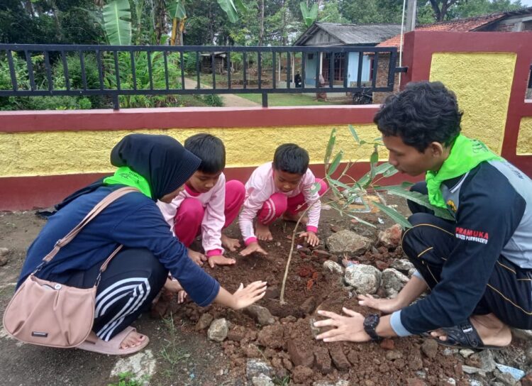 Pramuka Pangkalan UIN SAIZU Purwokerto Inisiasi Gerakan Penghijauan di Lingkungan Sekolah
