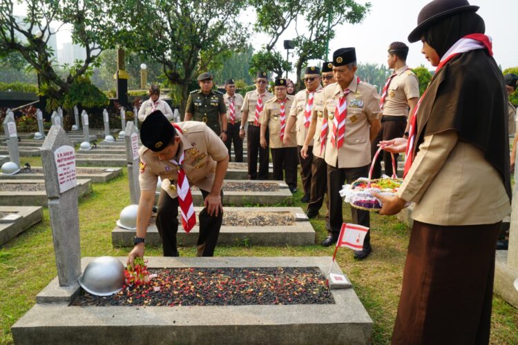 Peringati Hari Pramuka Ke 62, Ka Kwarnas Pimpin Ziarah dan Tabur Bunga di TMP Kalibata