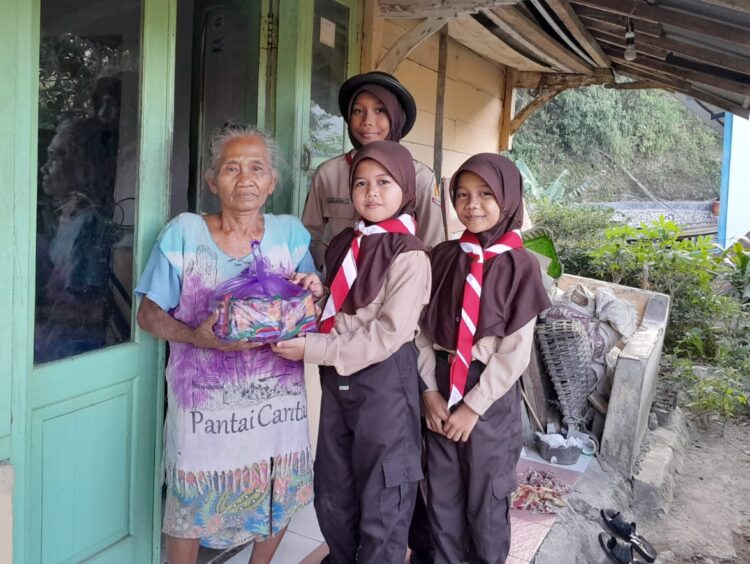 Sambut Hari Pramuka ke-62, SD Negeri 1 Kedunggede Gelar Aksi sosial