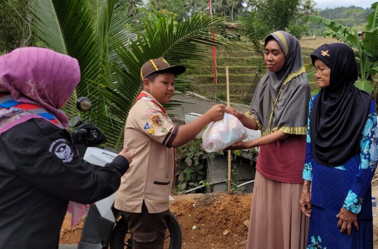 Latih Kepedulian Sosial, Pramuka SDN Cilaku Gelar Kemah dan Baksos