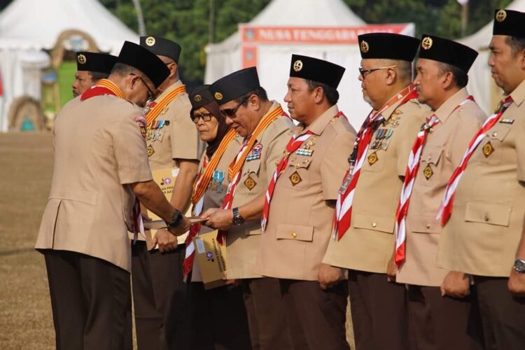 Kak Djufri Efendi Terima Penghargaan Lencana Melati