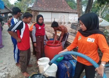 Bantu Warga Sonorejo, Kwarran Toroh Salurkan 5400 Liter Air