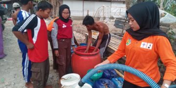 Bantu Warga Sonorejo, Kwarran Toroh Salurkan 5400 Liter Air