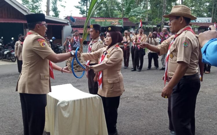 Kwarcab Banyumas Serahkan Estafet Tunas Kelapa Ke Kwarcab Brebes
