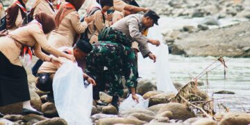 Pramuka Banjarnegara Tebar 10 Ribu Bibit Ikan di Sungai Serayu