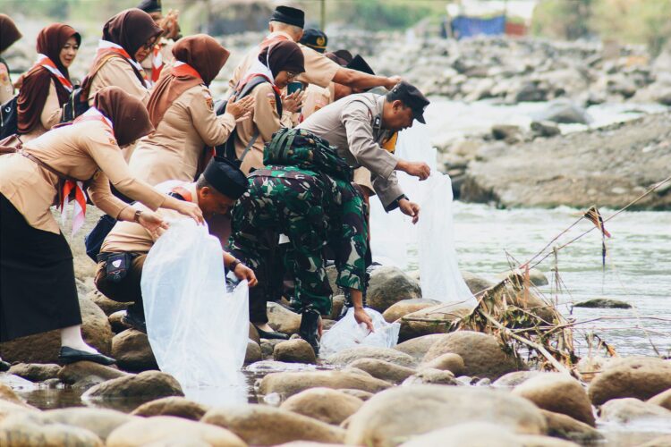 Pramuka Banjarnegara Tebar 10 Ribu Bibit Ikan di Sungai Serayu