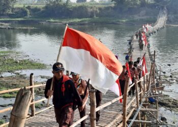 Pramuka SMPN I Krembung Lakukan Napak Tilas Dan Pawai Merah Putih