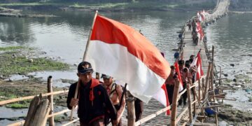 Pramuka SMPN I Krembung Lakukan Napak Tilas Dan Pawai Merah Putih