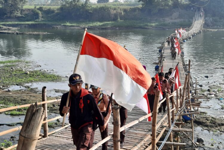 Pramuka SMPN I Krembung Lakukan Napak Tilas Dan Pawai Merah Putih