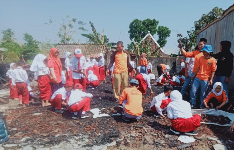 Pramuka Toroh Bantu Korban Kebakaran