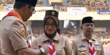 Ketua Kwarcab Kota Bekasi Terima Lencana Darma Bakti