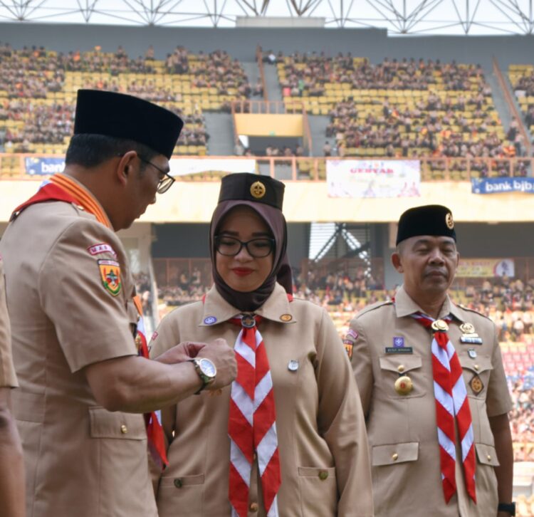 Ketua Kwarcab Kota Bekasi Terima Lencana Darma Bakti