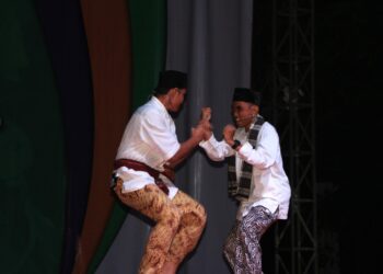 Kontigen Daerah DKI Jakarta, menampilkan Tarian Kembang Jatoh dari Suku Betawi.