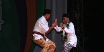 Kontigen Daerah DKI Jakarta, menampilkan Tarian Kembang Jatoh dari Suku Betawi.